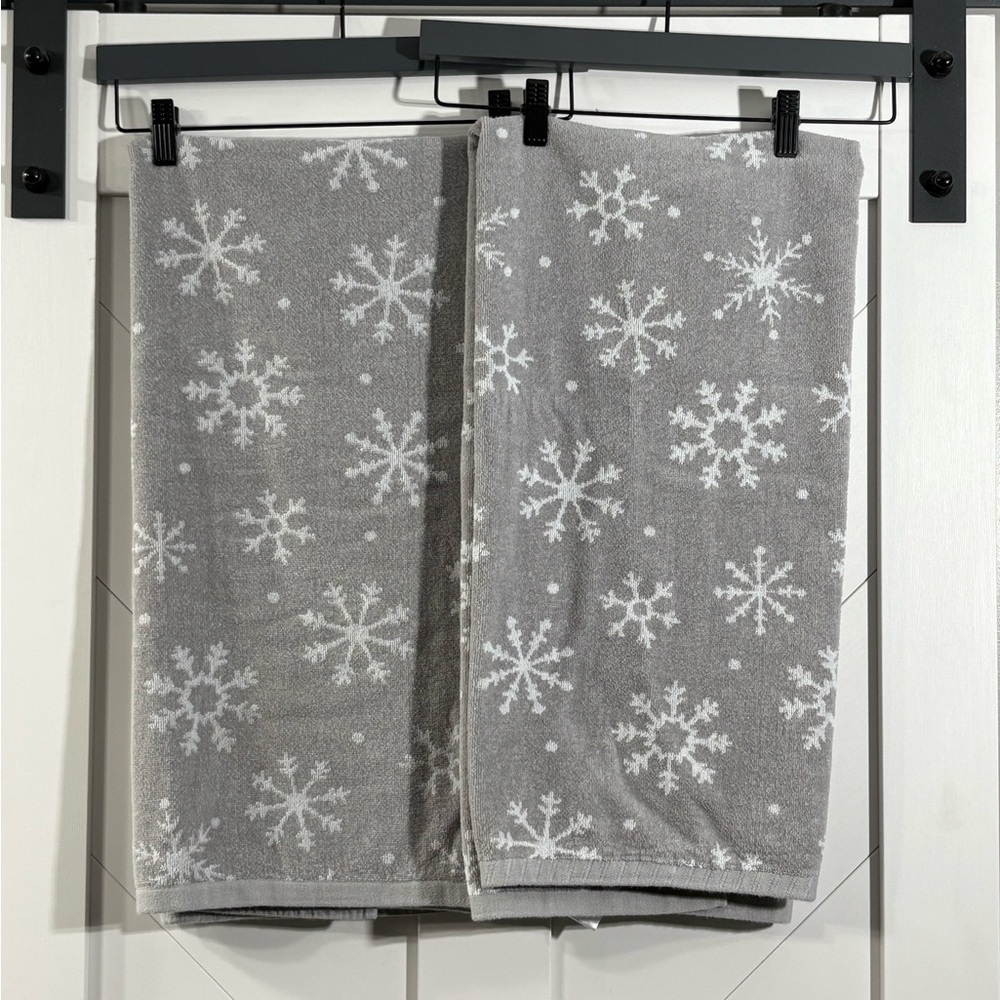 St. Nicholas square (2h  grey with white snowflake bath towels